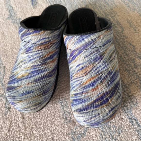 SANITA WATERCOLOR STARRY NIGHT CLOGS SIZE 6 EUC - Picture 1 of 7